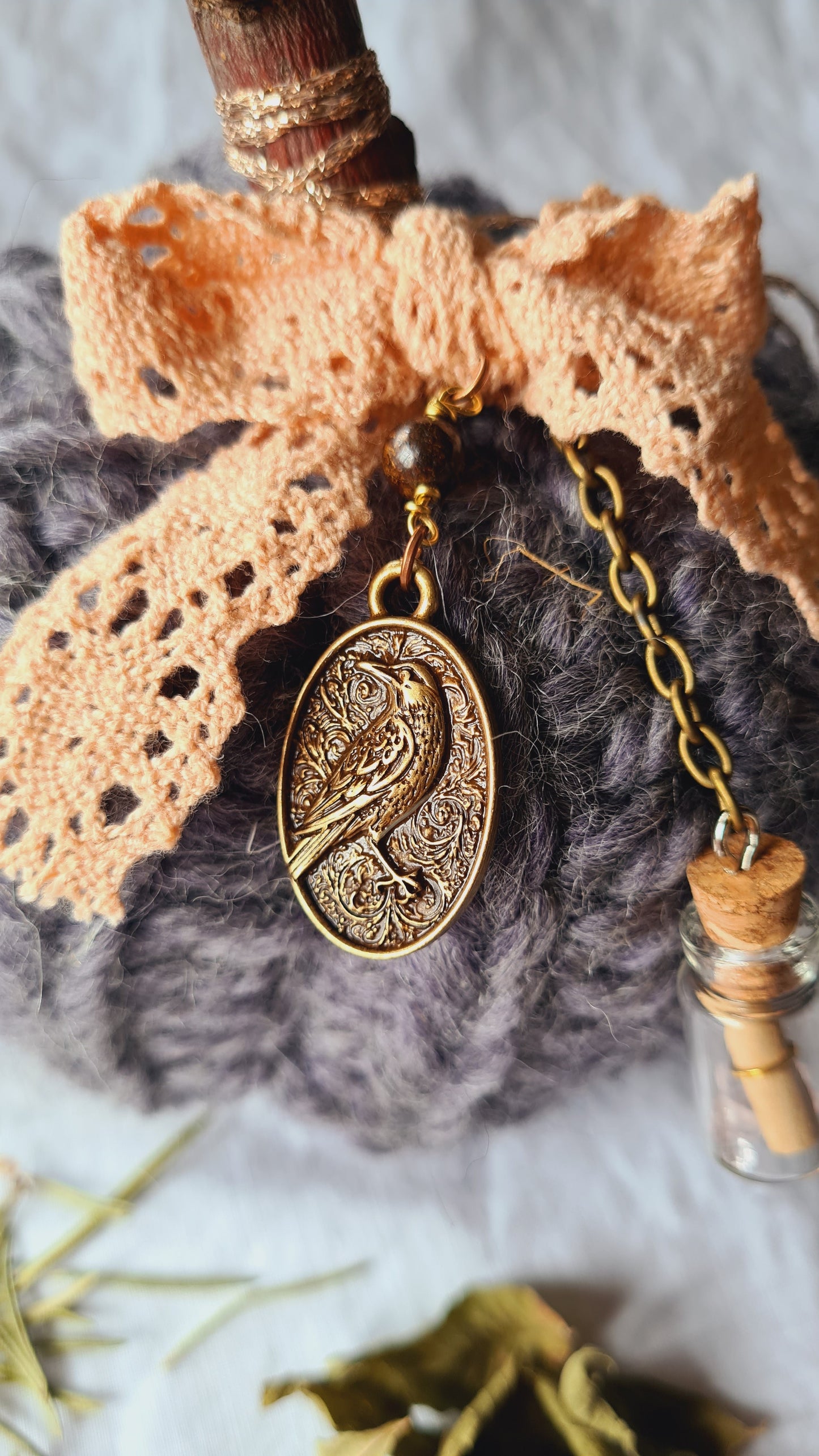 Citrouille Parme Dentelle – Ruban corail