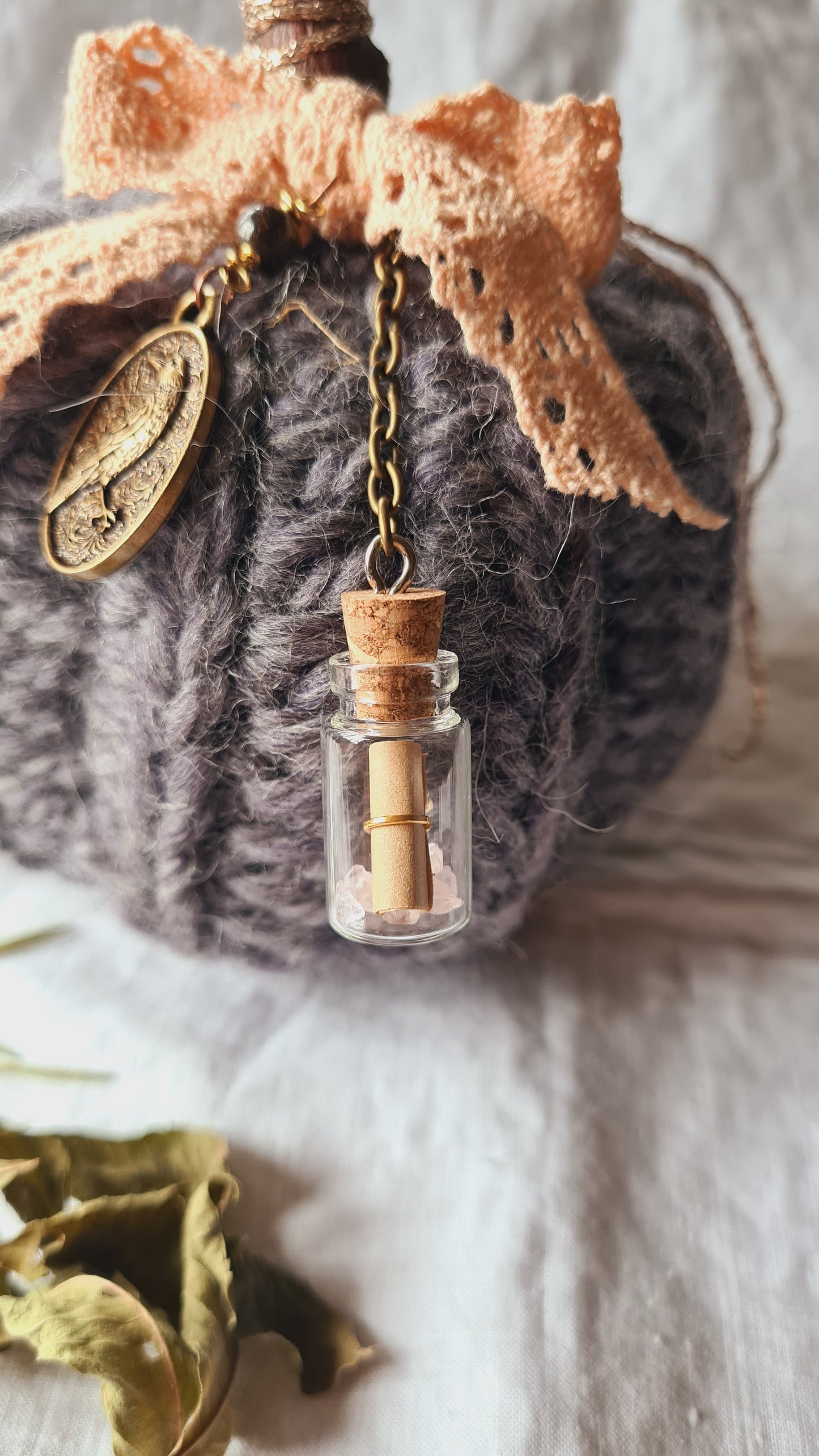 Citrouille Parme Dentelle – Ruban corail