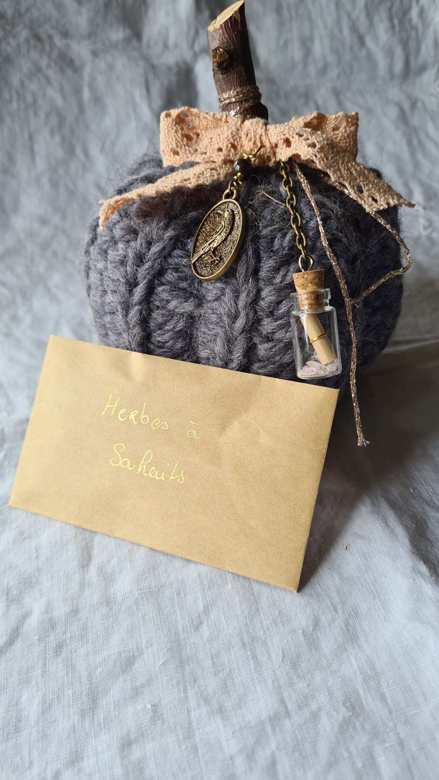 Citrouille Parme Dentelle – Ruban corail