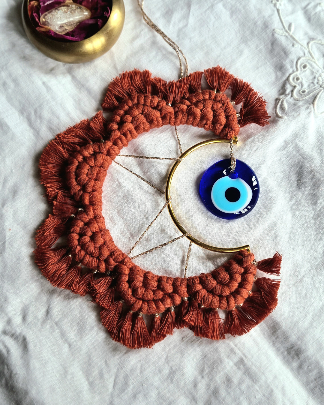 lune de a suspendre avec oeil de protection. Gardien lunaire protecteur tissé à la main pour veiller sur ton espace.